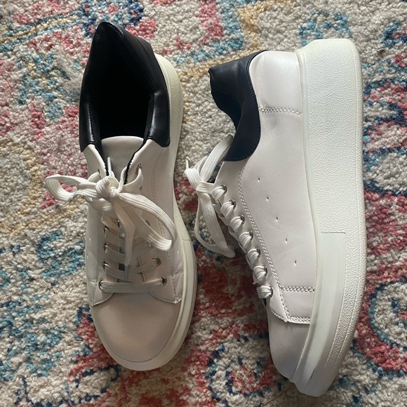 chase and Chloe sneaker - Picture 2 of 7